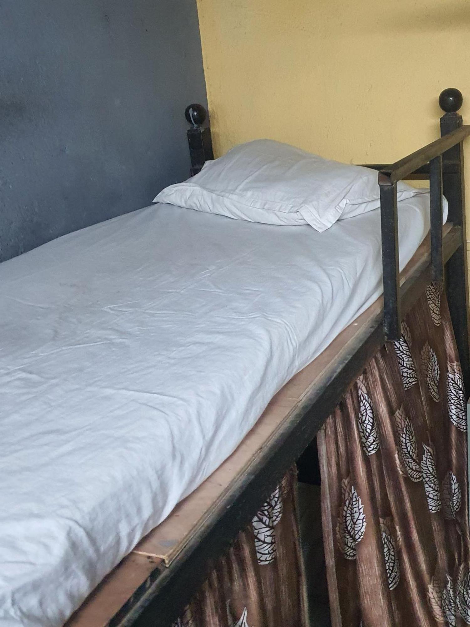 Bapuji Dormitory Hostel Мумбаи Экстерьер фото