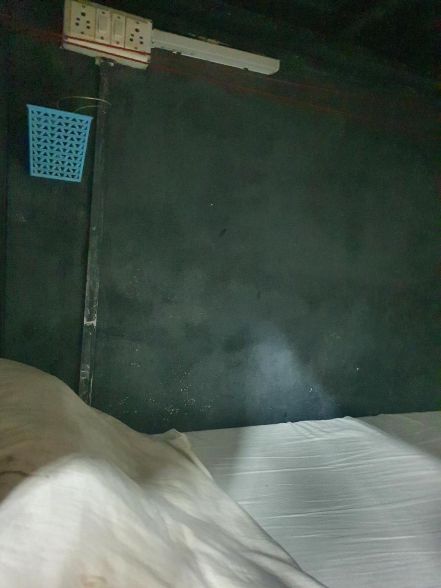 Bapuji Dormitory Hostel Мумбаи Экстерьер фото