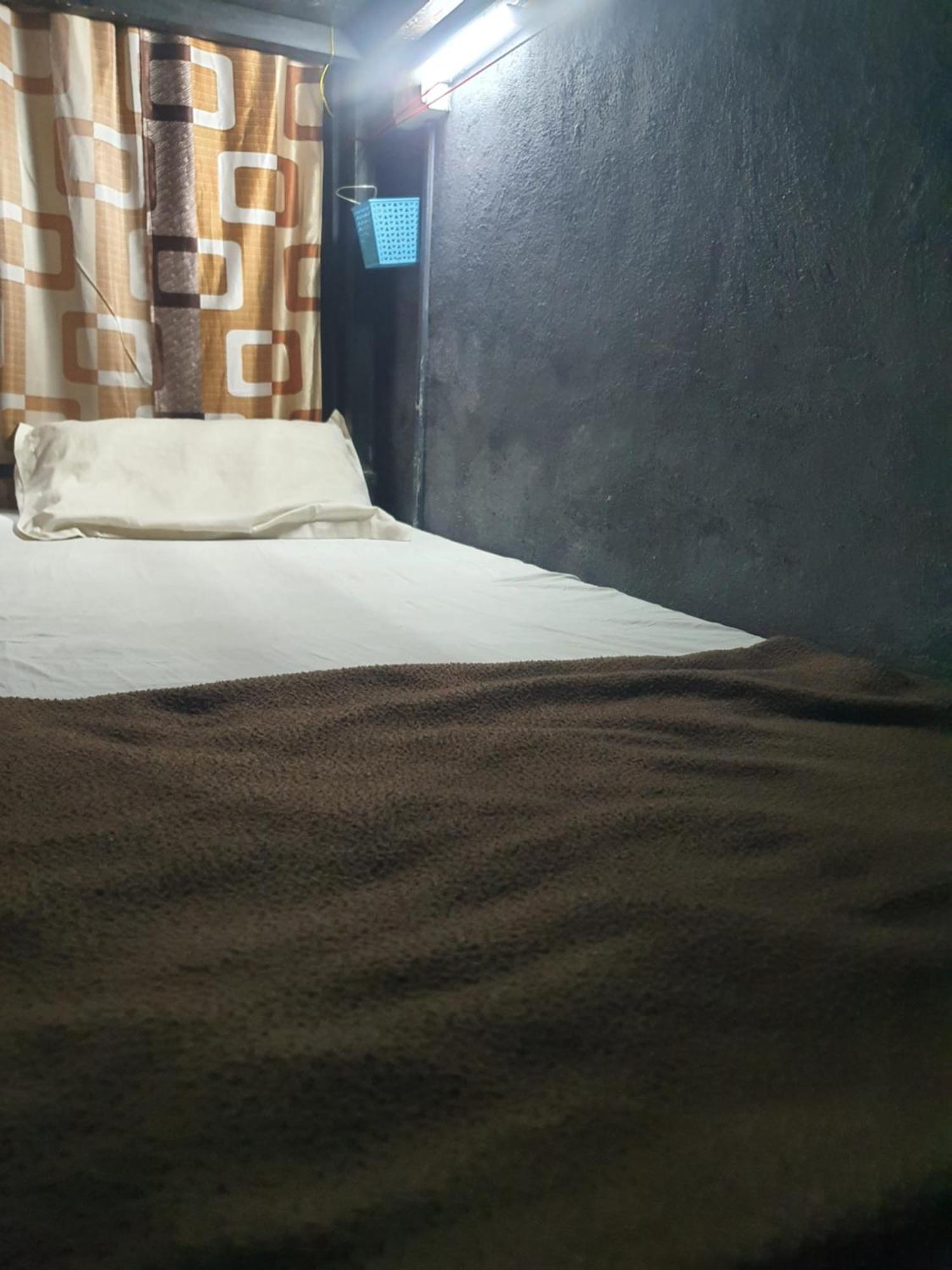 Bapuji Dormitory Hostel Мумбаи Экстерьер фото
