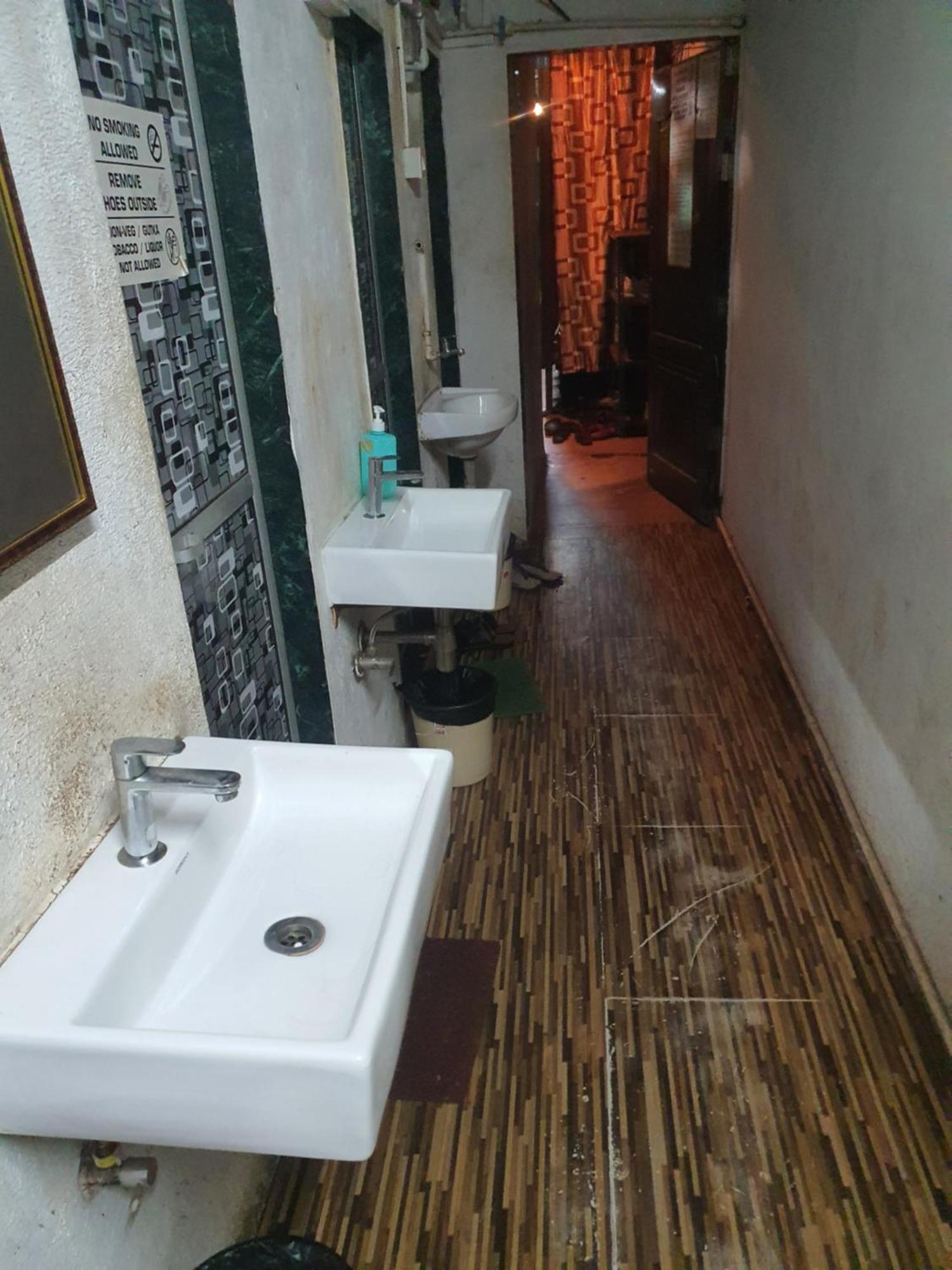 Bapuji Dormitory Hostel Мумбаи Экстерьер фото
