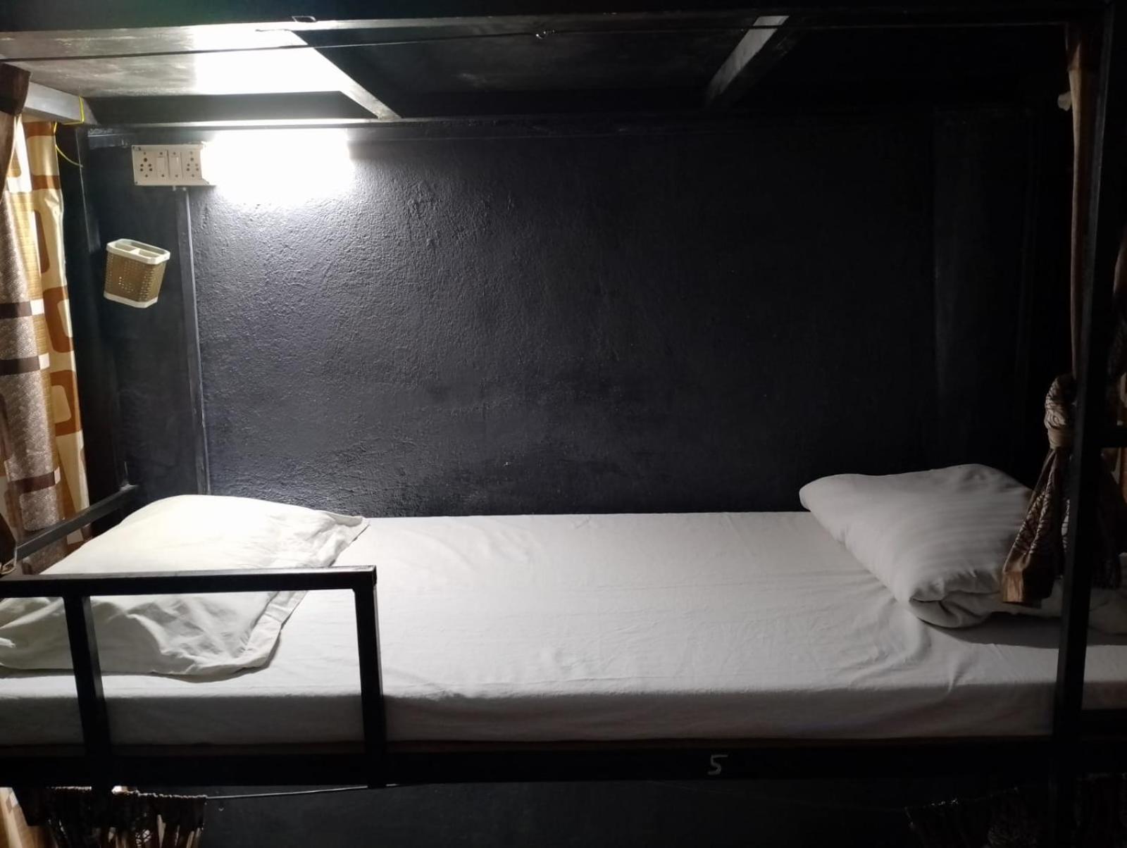 Bapuji Dormitory Hostel Мумбаи Экстерьер фото