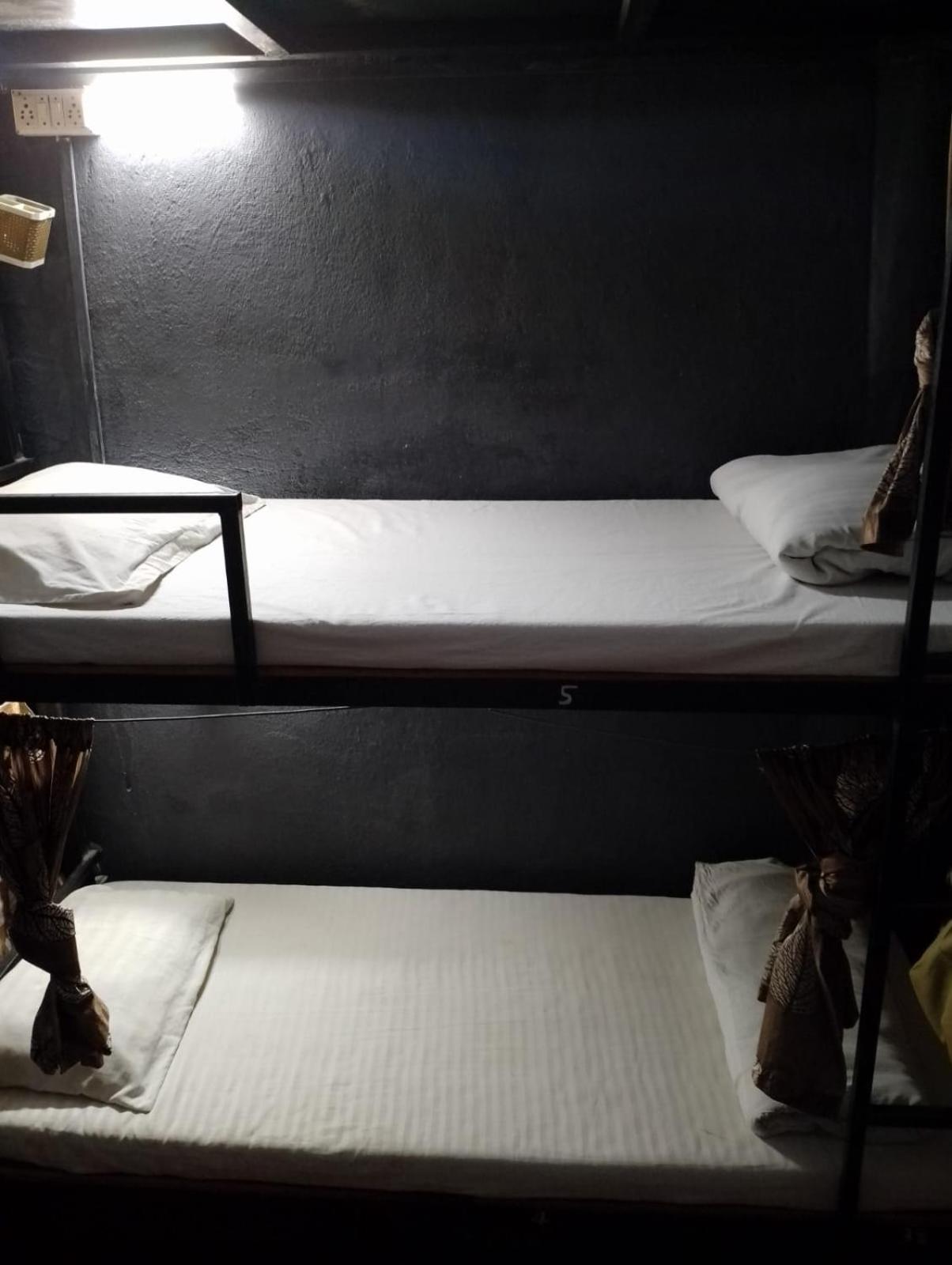 Bapuji Dormitory Hostel Мумбаи Экстерьер фото